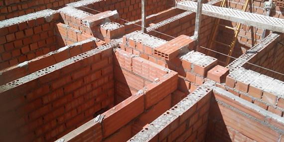 En estado crítico tras caer a una fosa del cementerio de Torrelaguna