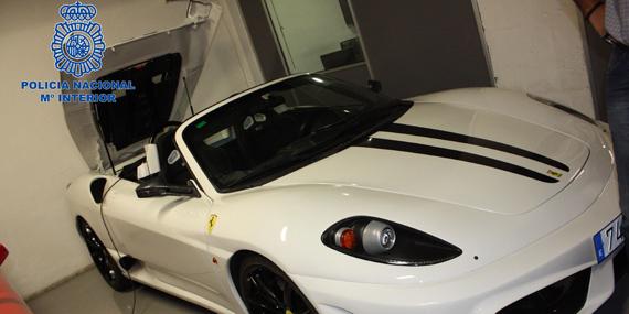 Transformaban vehículos de gama media en 'Ferraris' y 'Aston Martins'