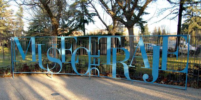 El brillo de las joyas ilumina el Museo del Traje