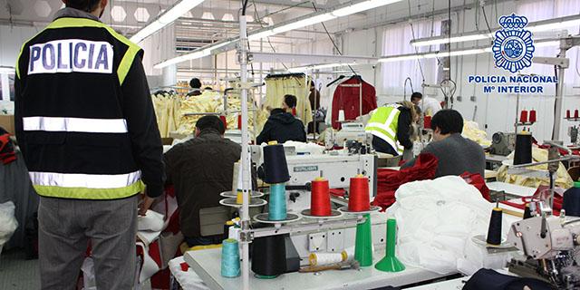 Detenida una empresaria textil por explotar a 44 trabajadores en dos talleres de Brunete
