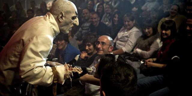 Una malabarista del Circo de los Horrores herida grave al caer de cabeza en un ensayo