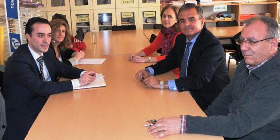 La dirección del colegio Federico García Lorca recibe al alcalde de Majadahonda