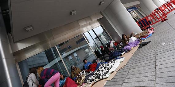 Más de un centenar de seguidores de Justin Bieber guardan cola para el concierto del jueves