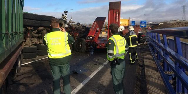 Dos camiones chocan en la A-4 y uno pierde 300 litros de combustible