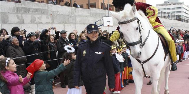 Los Reyes y la Policía visitan a los niños tutelados de Madrid
