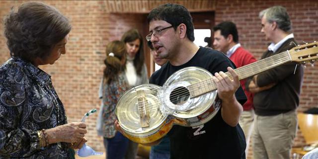 La Reina preside el concierto de la orquesta de instrumentos reciclados
