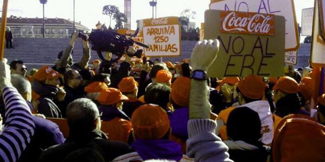 Arrojan cinco 'cócteles molotov' a la fábrica de Coca-Cola en Fuenlabrada