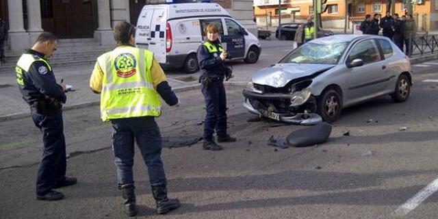 Un motorista herido muy grave al chocar contra un vehículo en la avenida de Ramón y Cajal
