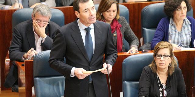 González exige a Gómez que &quot;deje de jugar con los trabajadores madrileños&quot;