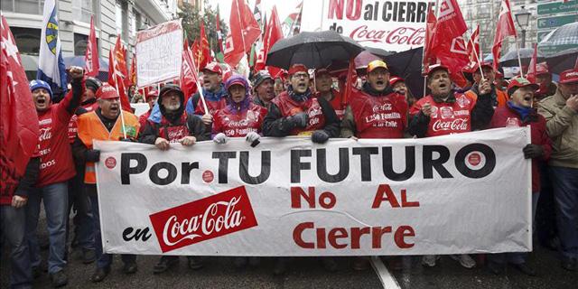 La 'marea roja' clama contra el ERE de Coca Cola en Madrid