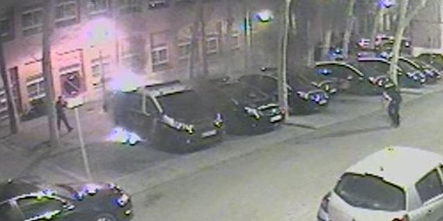 Tres jóvenes detenidos tras quemar tres coches patrulla en una comisaría