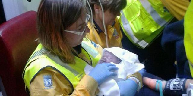Da a luz dentro del coche con la ayuda de su marido