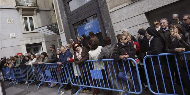 Miles de personas esperan una kilométrica cola para rendir homenaje a Suárez
