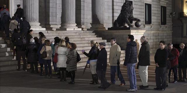 Más de 30.000 personas visitan la capilla ardiente de Adolfo Suárez