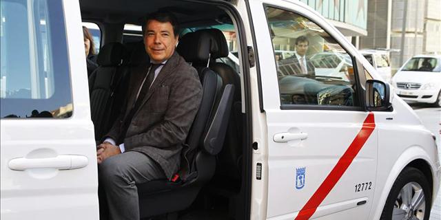 Un taxi para ocho personas