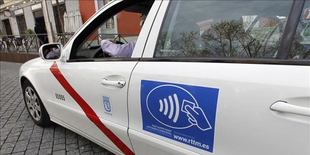 Entrega un monedero con 3.237 euros que olvidaron en su taxi