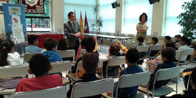 Los alumnos del Colegio Pinar del Rey descubren el sistema administrativo de Hortaleza