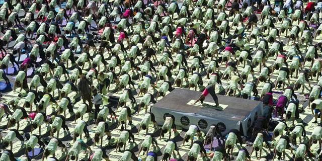 3.000 practicantes de yoga se dan cita en la Plaza Mayor