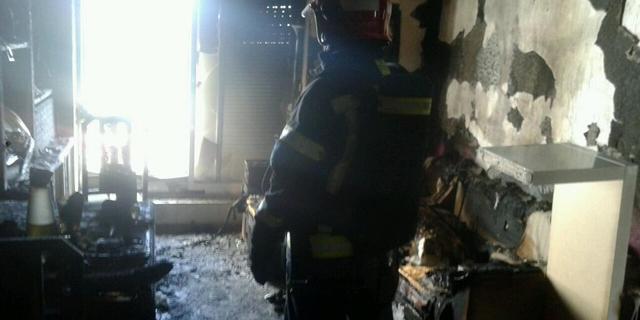 Intoxicado al incendiarse el salón de su vivienda en la Avenida del Manzanares