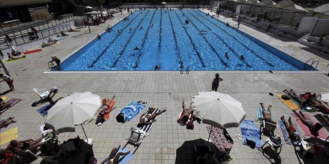 Los parados pagarán un 70% menos en las piscinas de Madrid