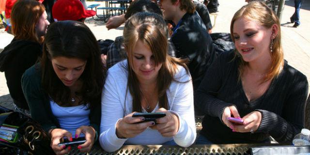 Los jóvenes cuidan más su privacidad online que los adultos