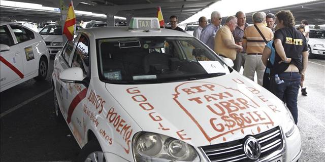 La operación salida de julio podría arrancar en Madrid con una nueva huelga de taxis