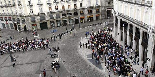 Baño de multitudes en la apertura al público de la tienda de Apple en la Puerta del Sol
