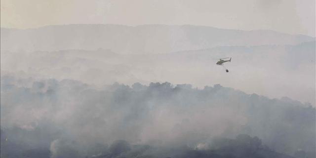 Diez helicópteros más un avión anfibio para combatir el fuego