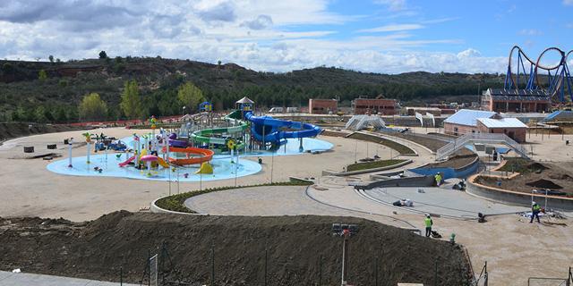 En verano, parques temáticos con playa y horario nocturno