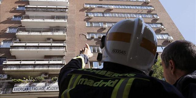 Muere uno de los jóvenes al que le cayó un balcón en Argüelles