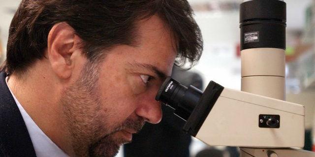 La lucha del investigador Pedro Alonso contra la malaria