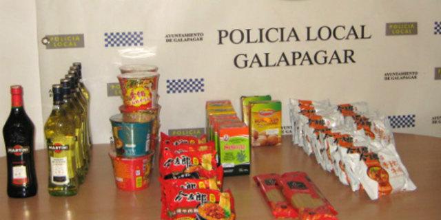 La policía local de Galapagar incauta 50 kilos de productos caducados e ilegales