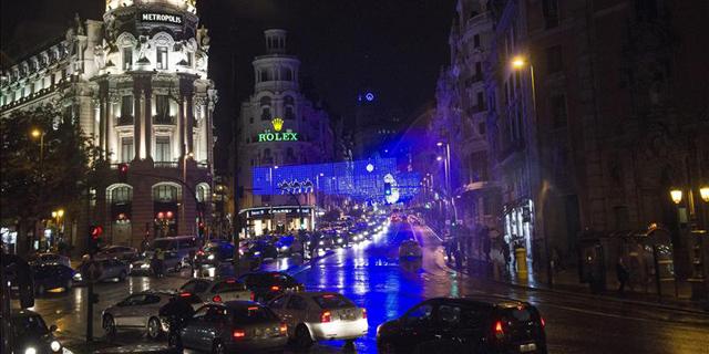 La Navidad irrumpe en Madrid con cortes de tráfico