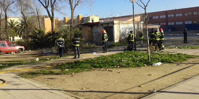 Encuentran en un descampado de Villaverde un cadáver calcinado en una hoguera