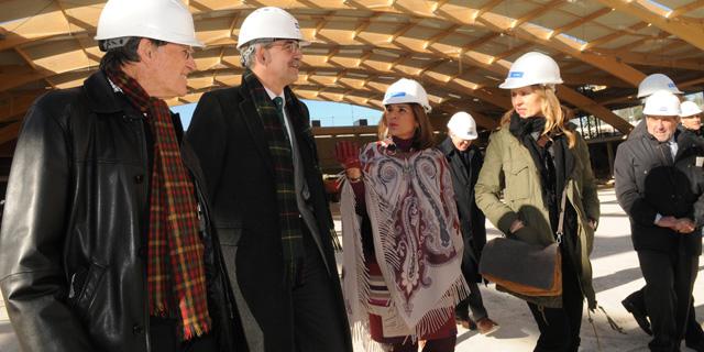 Botella visita el nuevo centro deportivo de Gallur, que abrirá en octubre