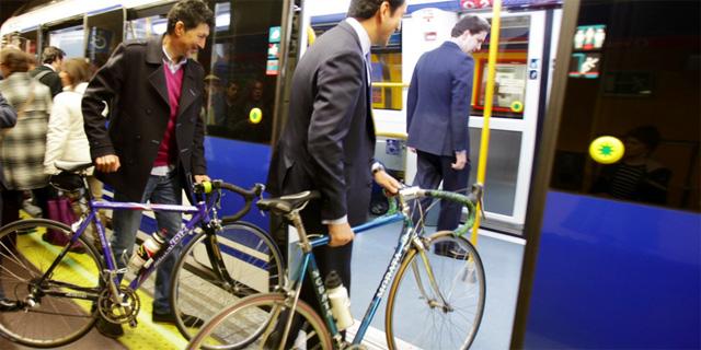 Las bicis ya pueden entrar en el Metro de Madrid todo el día excepto en las horas punta