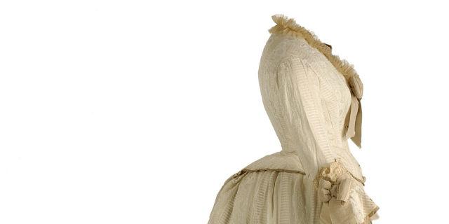 El Museo del Traje expone las jaulas doradas de la mujer del siglo XIX El Museo del Traje expone las jaulas doradas de la mujer del siglo XIX
