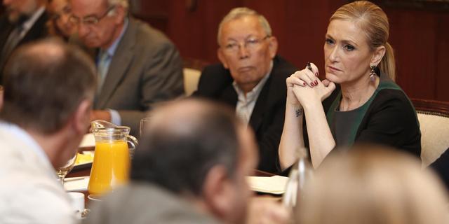 Cifuentes integrará en el Sermas los seis hospitales que iban a ser externalizados