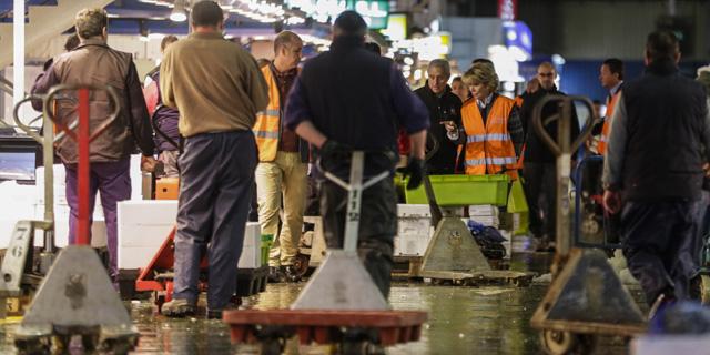 Aguirre recoge en Mercamadrid las quejas de los comerciantes