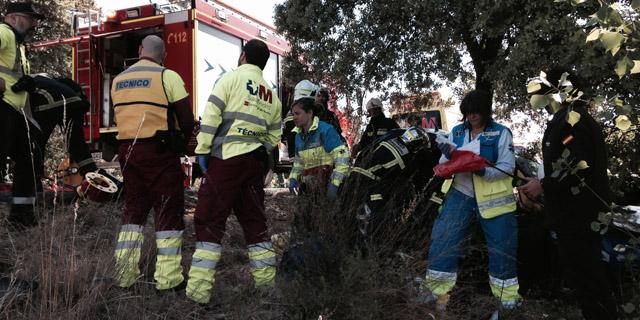 Muere una conductora que viajaba con su hijo tras chocar con dos árboles en la M-505
