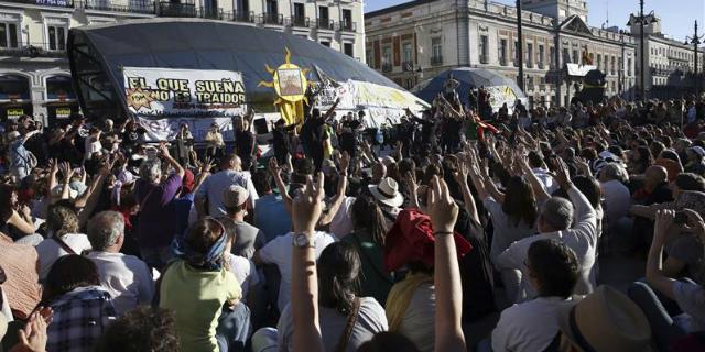 El 15M mantiene la concentración en Sol y tacha de "absurda" la prohibición de la Junta Electoral El 15M mantiene la concentración en Sol y tacha de "absurda" la prohibición de la Junta Electoral
