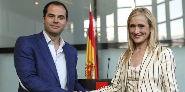 PP y C's firman el acuerdo de 80 puntos que hará presidenta a Cifuentes