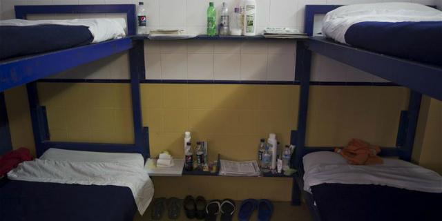 Un informe denuncia la semejanza a una cárcel y saturación del CIE de Aluche