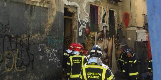 Cinco intoxicados por humo en el incendio de un edificio okupa en Lavapiés