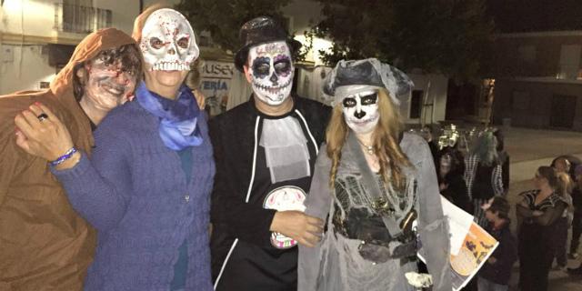 Halloween llena las plazas de Sevilla la Nueva de terrorífica diversión