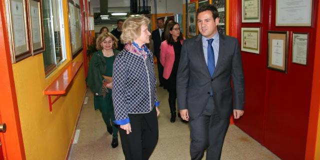 La defensora del pueblo visita el Instituto de las Rozas donde estudió Saul L. Quesada