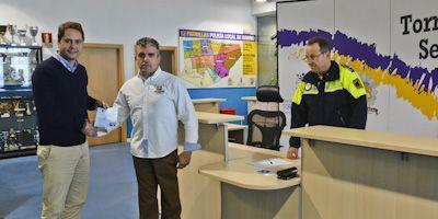 Torrejón entrega la primera Tarjeta Europea de Estacionamiento para personas con movilidad reducida