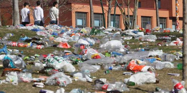 Ahora Madrid estudia cambiar la multa del botellón por ocio o trabajo comunitario