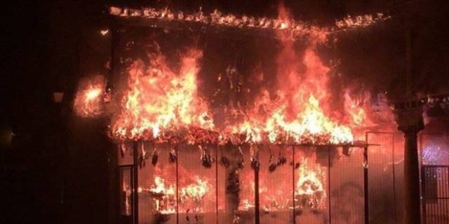 Arde el belén municipal del Ayuntamiento de Villa del Prado