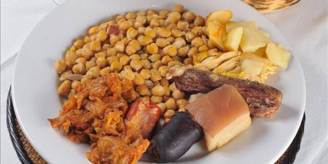 La tradición de un buen cocido madrileño en "tres vuelcos"